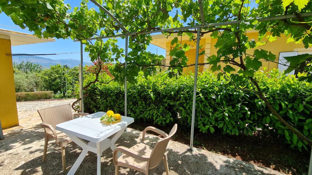 Village Home Next To The Sea Saranda Extérieur photo